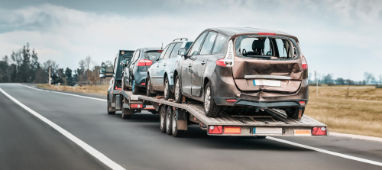 Abschleppwagen mit beschädigten Fahrzeugen nach einem Unfall, für Autoankauf Unfallwagen und Transport Abschleppwagen mit beschädigten Fahrzeugen nach einem Unfall, für Autoankauf Unfallwagen und Transport